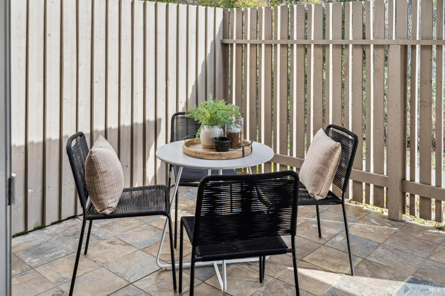 24 Roundtree Boulevard San Rafael, CA 94903 - Photo 10 of 28