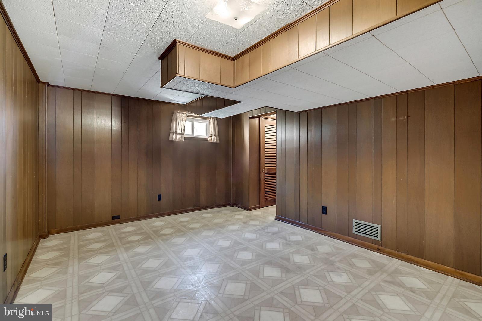 8485 Lees Ridge Road Warrenton, VA 20186 - Photo 18 of 34 BEDROOM #4 WITH WALK IN CLOSET