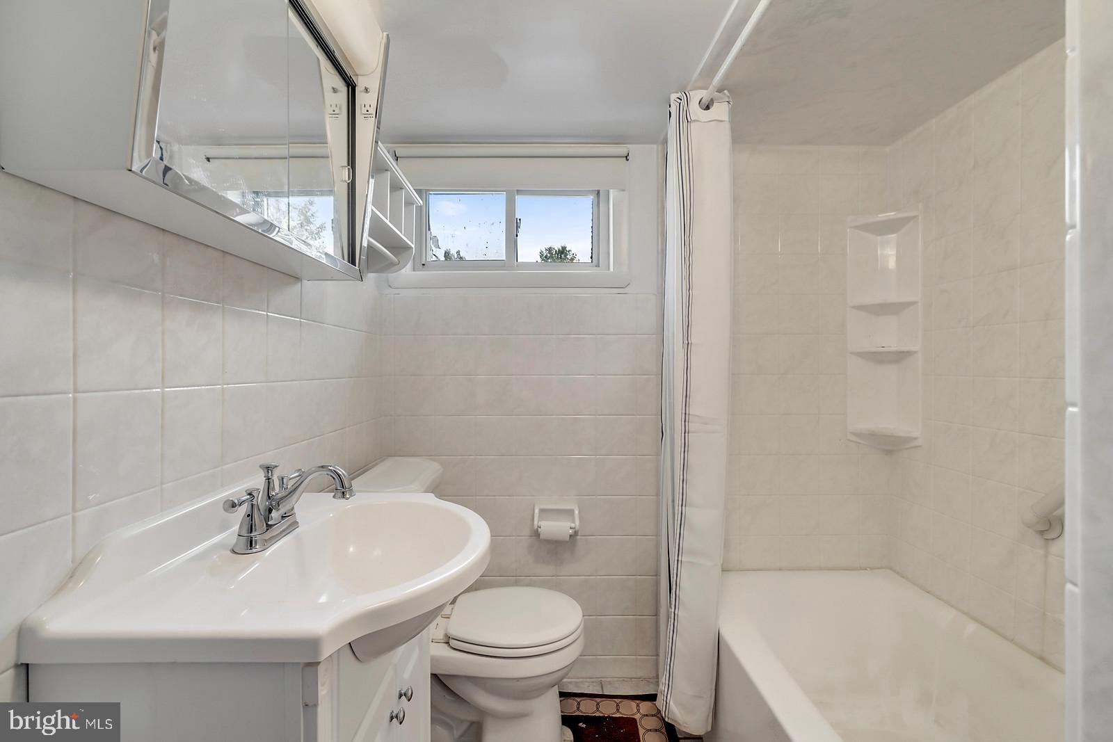8485 Lees Ridge Road Warrenton, VA 20186 - Photo 19 of 34 LOWER LEVEL FULL BATHROOM