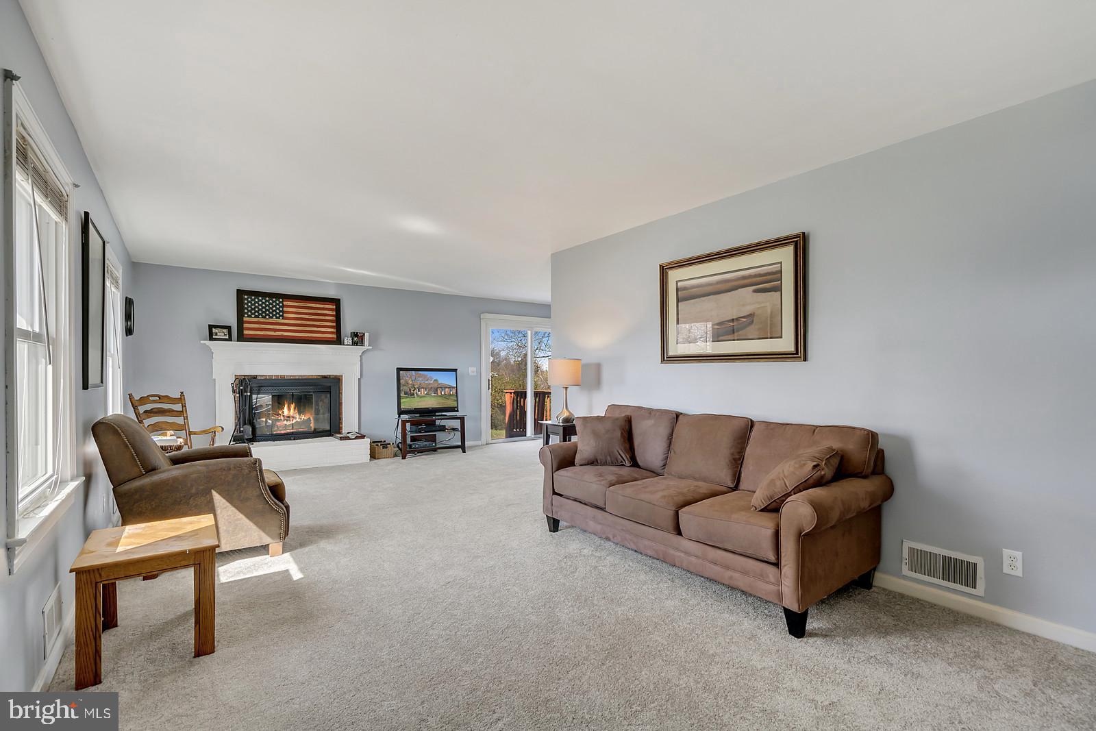 8485 Lees Ridge Road Warrenton, VA 20186 - Photo 4 of 34 LIVING ROOM