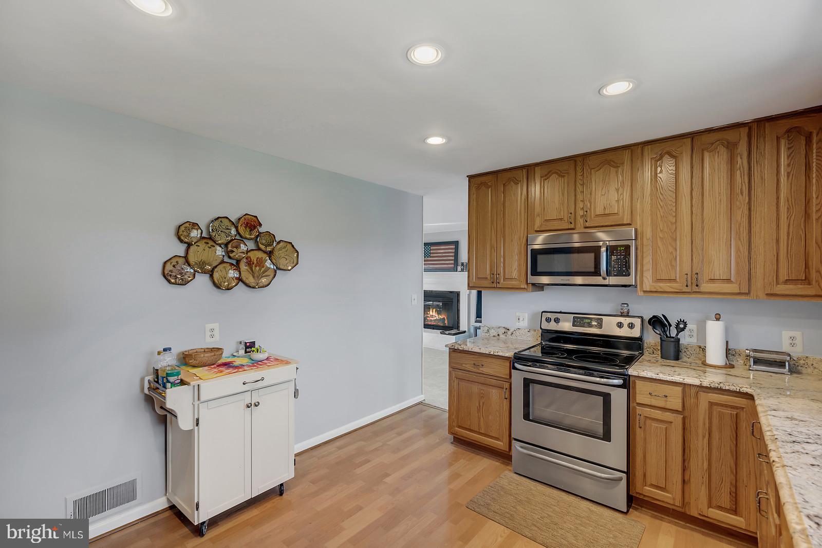 8485 Lees Ridge Road Warrenton, VA 20186 - Photo 9 of 34 KITCHEN- GRANITE COUNTERTOPS