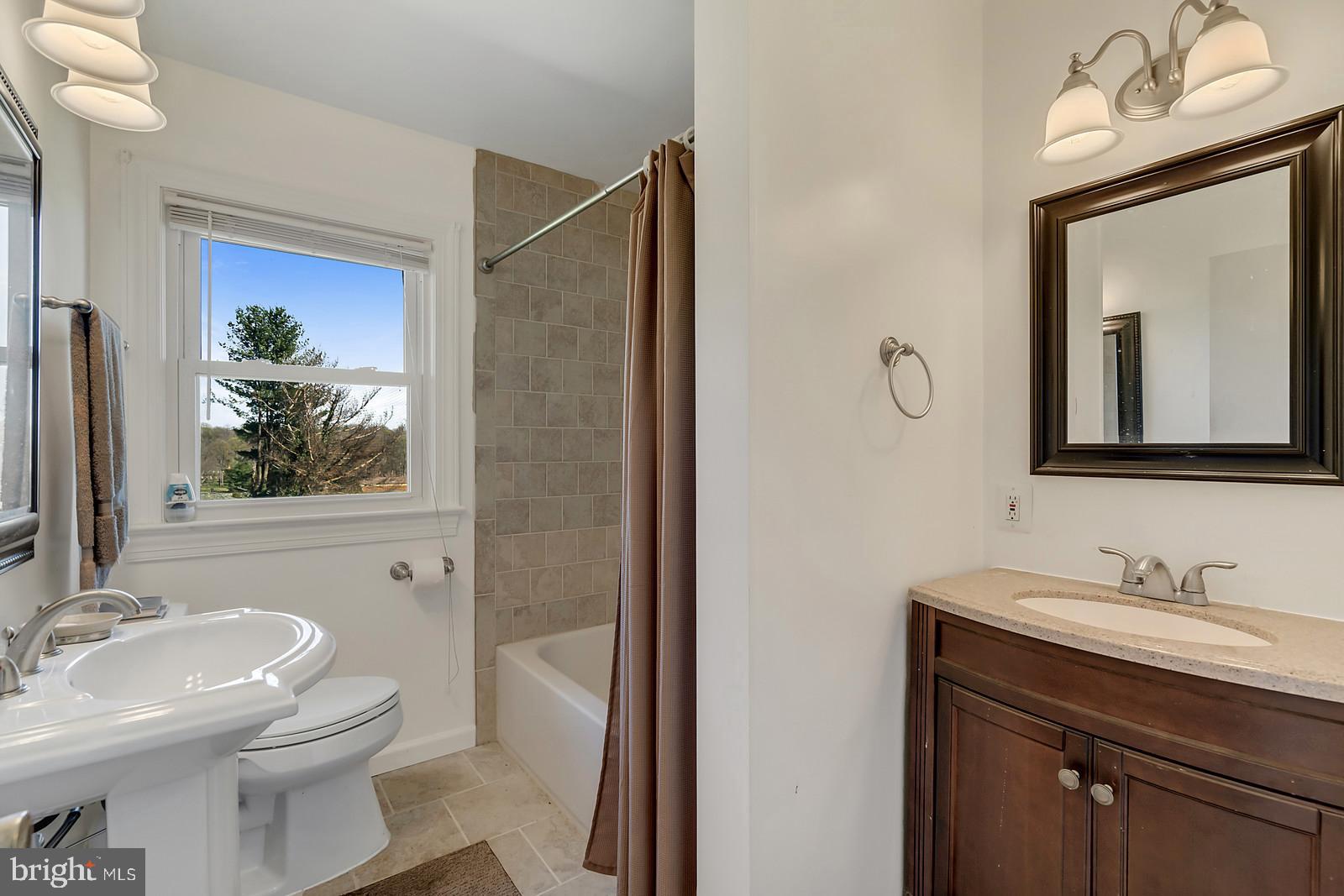 8485 Lees Ridge Road Warrenton, VA 20186 - Photo 10 of 34 1ST FLOOR BATHROOM