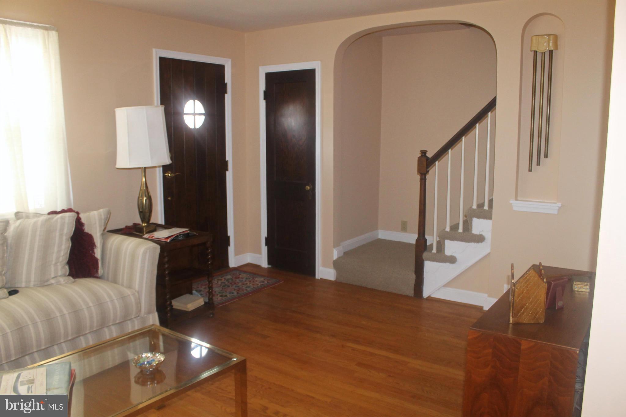 718 Charing Cross Road Baltimore, MD 21229 - Photo 2 of 30 Living Room