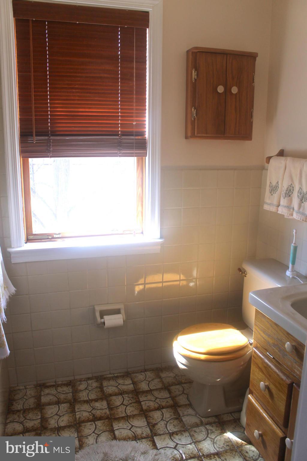 718 Charing Cross Road Baltimore, MD 21229 - Photo 15 of 30 Bath