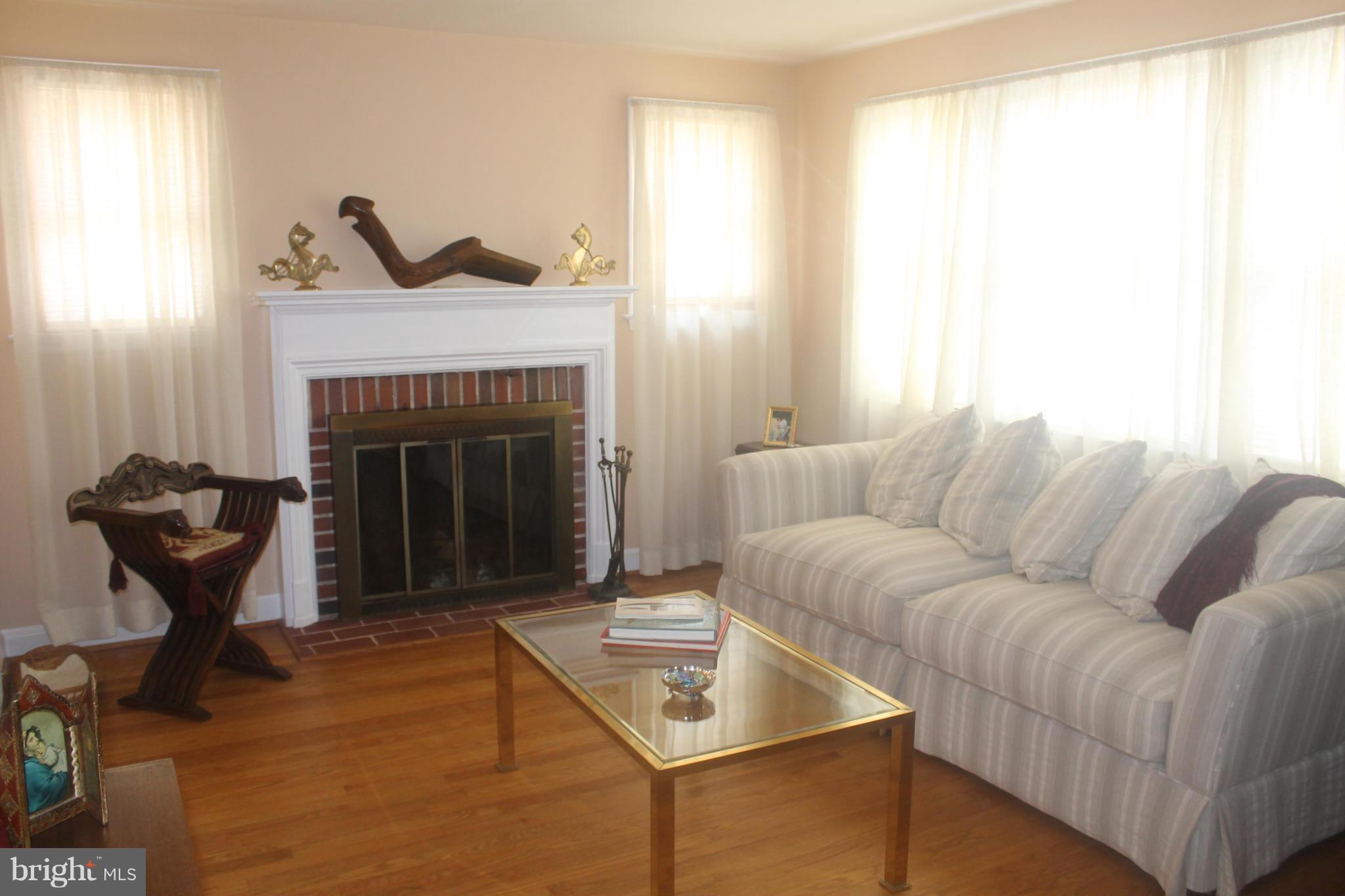 718 Charing Cross Road Baltimore, MD 21229 - Photo 3 of 30 Living Room