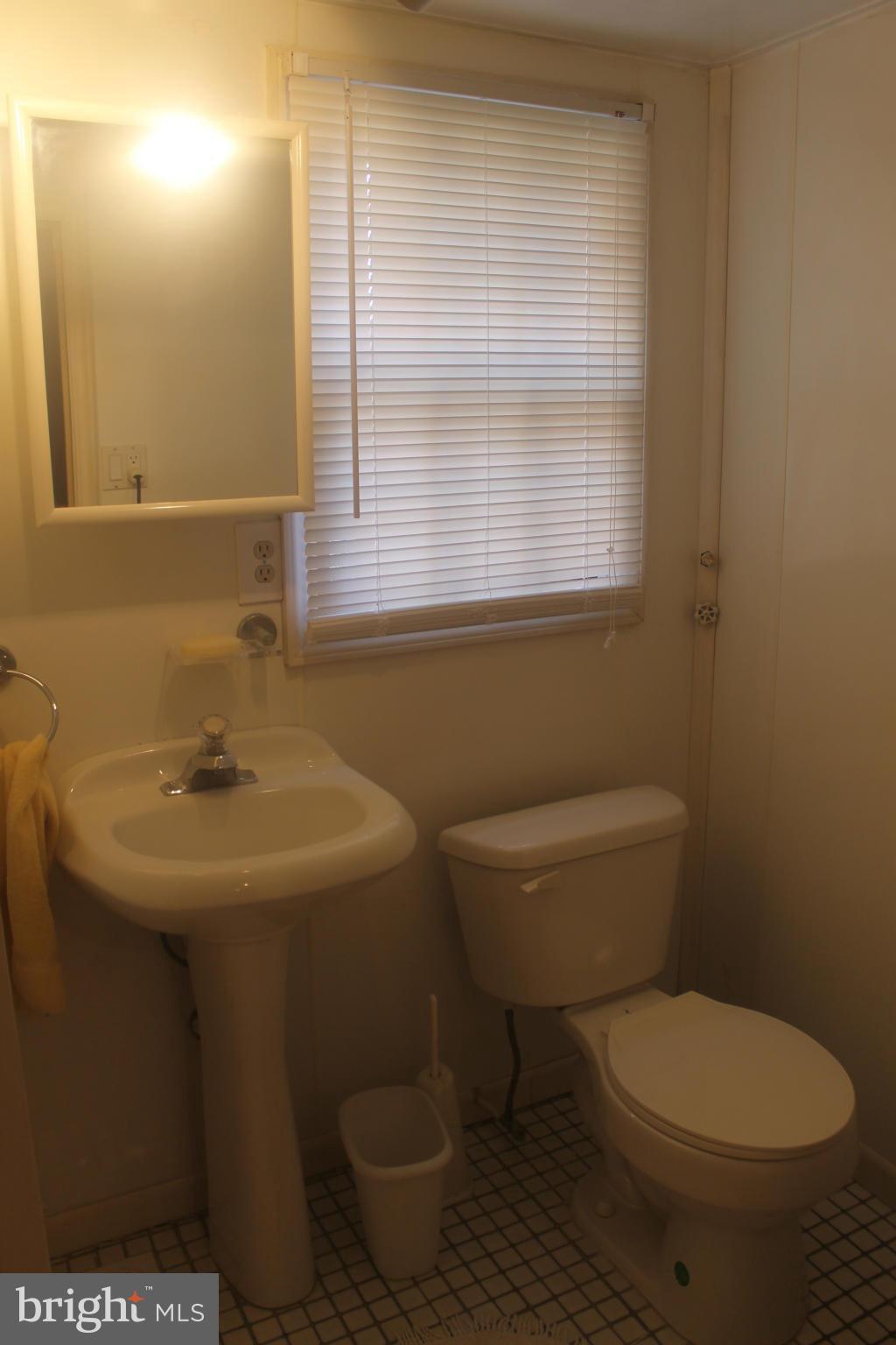 718 Charing Cross Road Baltimore, MD 21229 - Photo 26 of 30 Bath