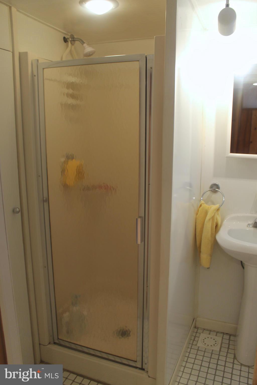 718 Charing Cross Road Baltimore, MD 21229 - Photo 27 of 30 Bath