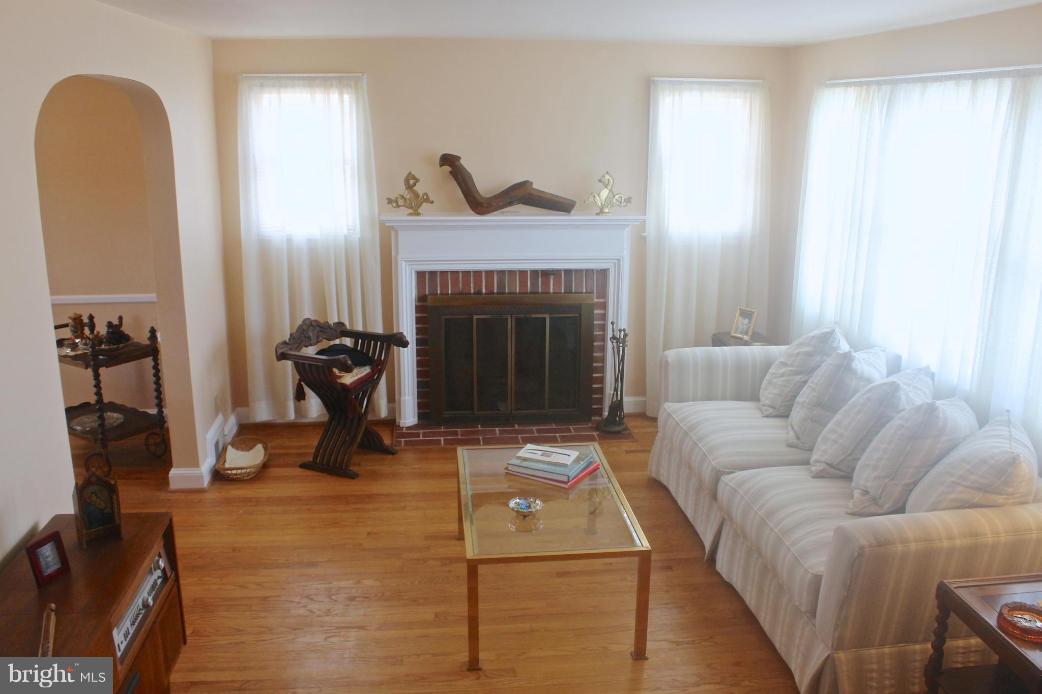 718 Charing Cross Road Baltimore, MD 21229 - Photo 4 of 30 Living Room