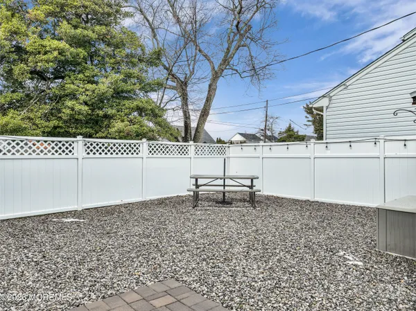 a picture of a wall with a bench