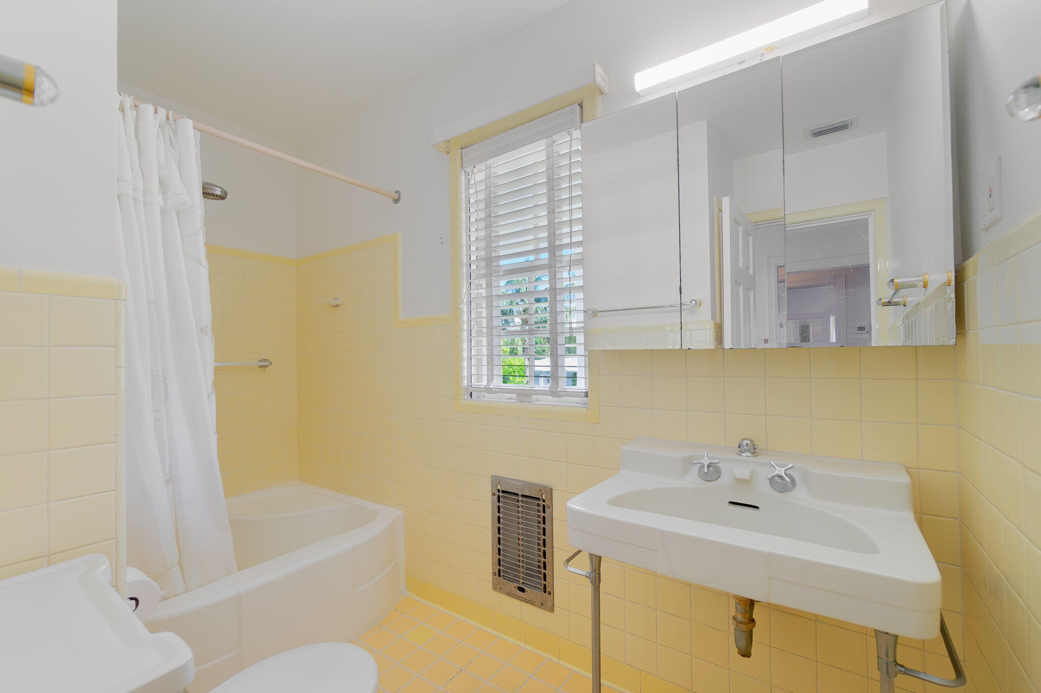 210 Belmonte Road West Palm Beach, FL 33405 - Photo 11 of 67 11-web-or-mls-DSC08459