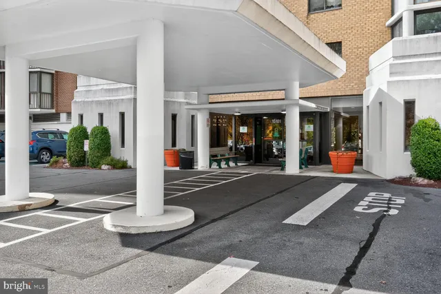 $234,900 | 15101 Interlachen Drive, Unit 1123, Silver Spring, MD 20906