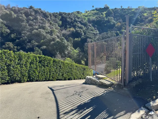 a view of a back yard of the house