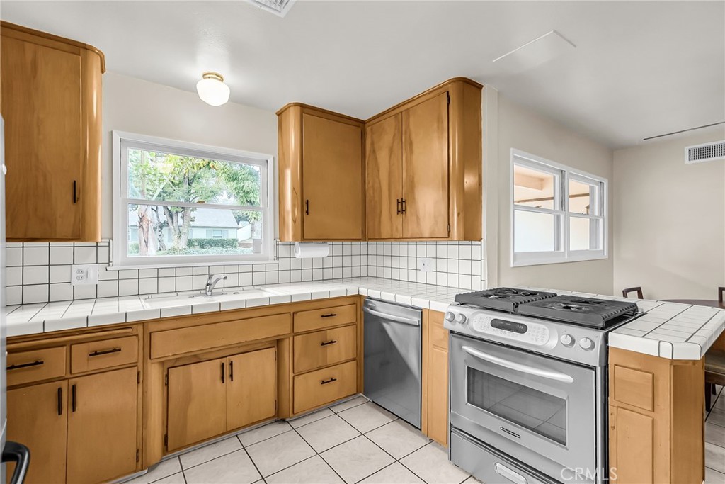 5648 Laredo Road Riverside, CA 92506 - Photo 6 of 37