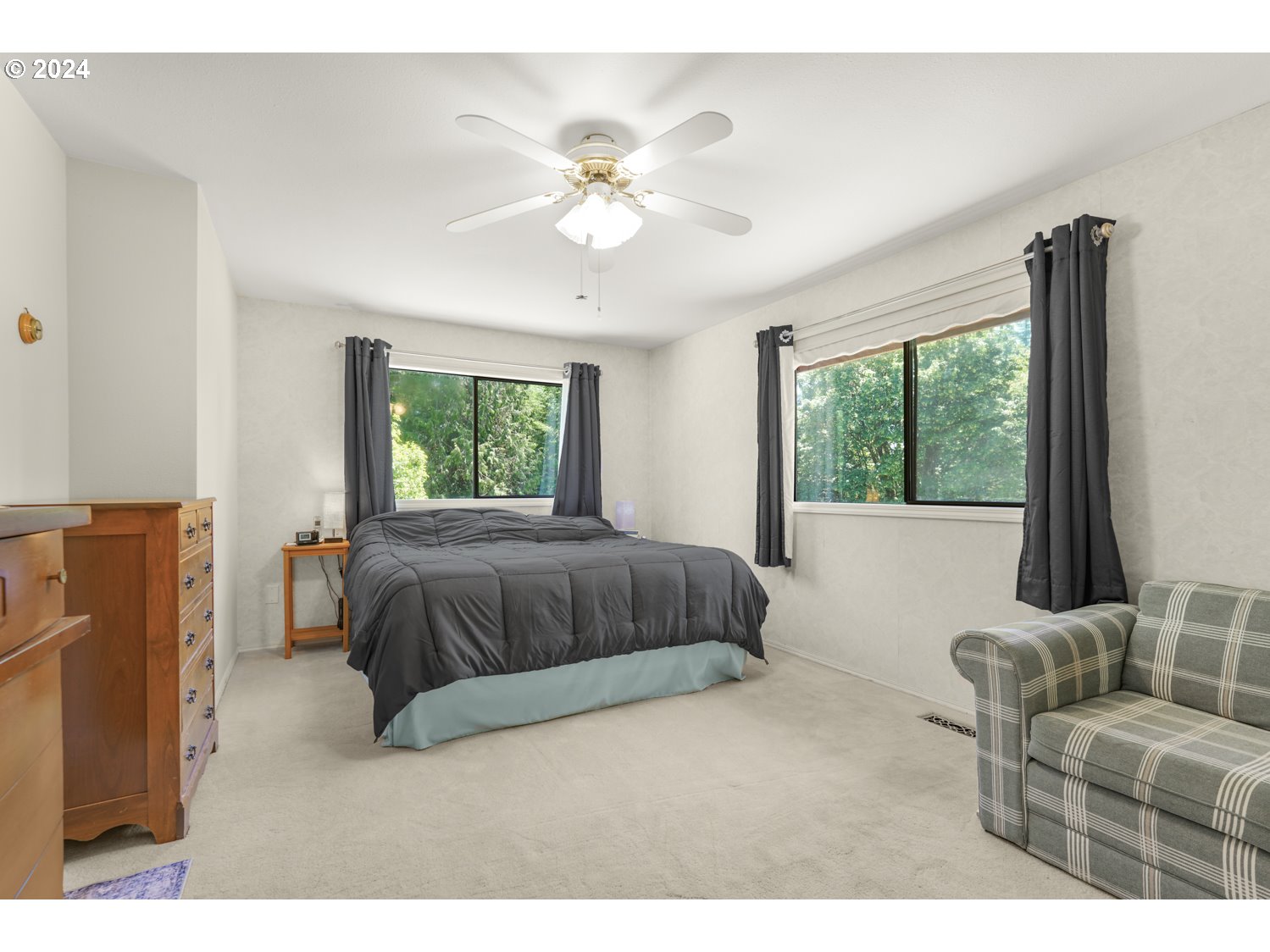 295 McAdams Road East Longview, WA 98632 - Photo 14 of 34 a bedroom with a large bed and a window