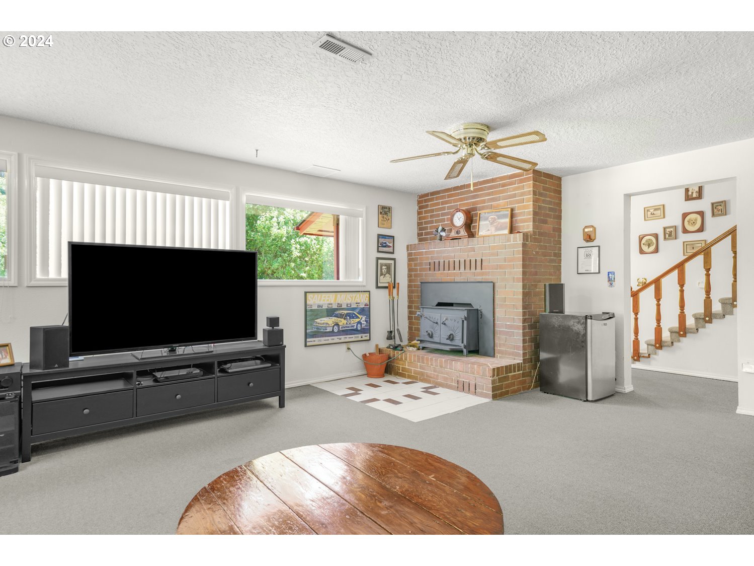 295 McAdams Road East Longview, WA 98632 - Photo 16 of 34 a living room with furniture and a flat screen tv