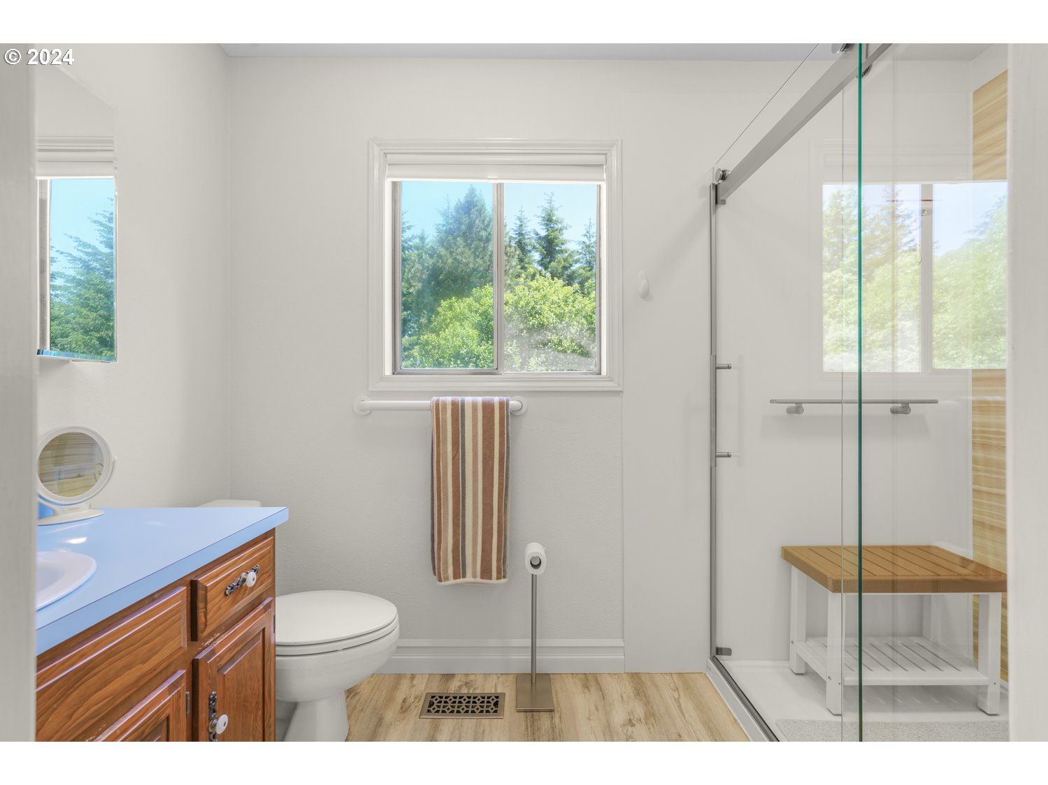 295 McAdams Road East Longview, WA 98632 - Photo 19 of 34 a bathroom with a toilet a sink and a shower