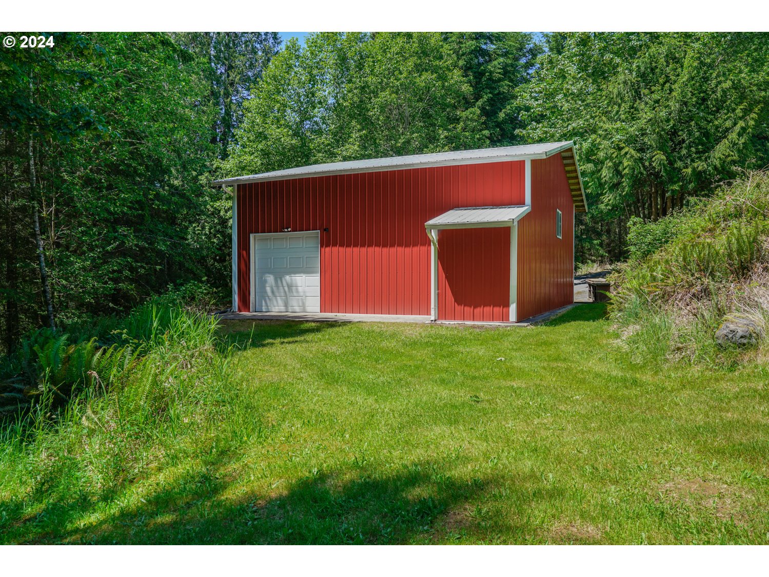 295 McAdams Road East Longview, WA 98632 - Photo 5 of 34 a backyard of a house with lots of green space