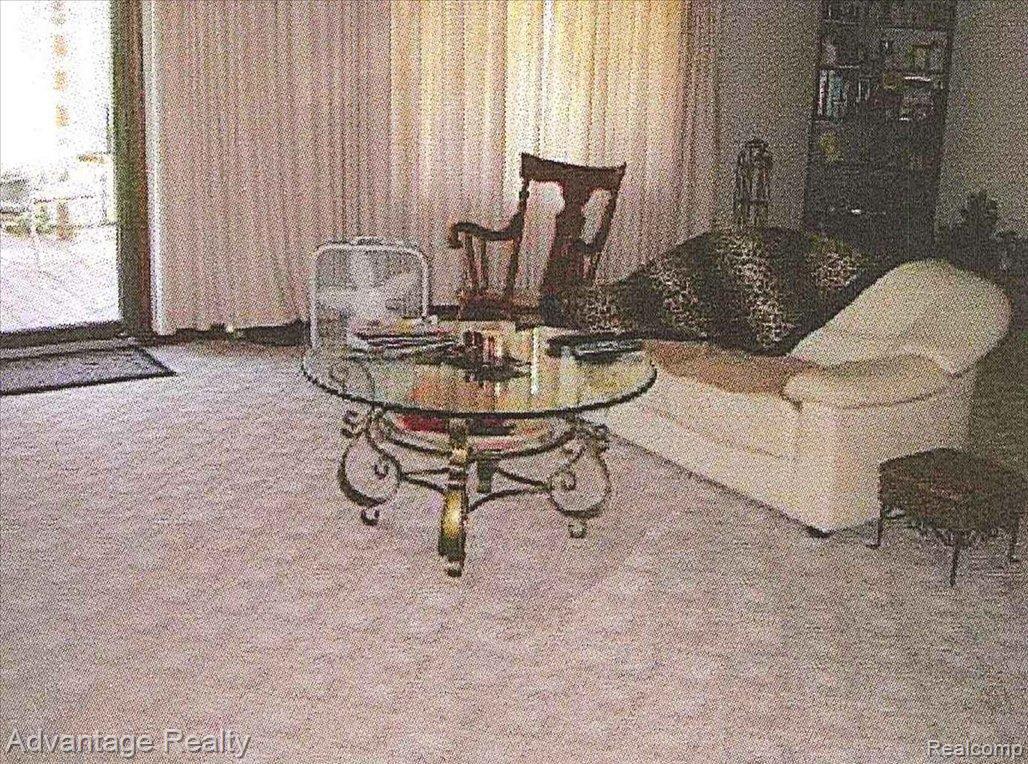 18261 22 Mile Road Macomb, MI 48044 - Photo 23 of 23 living rm.jpg