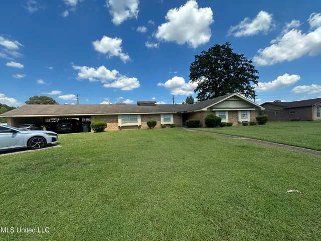 $153,500 | 128 Country Club Drive, Greenwood, MS 38930