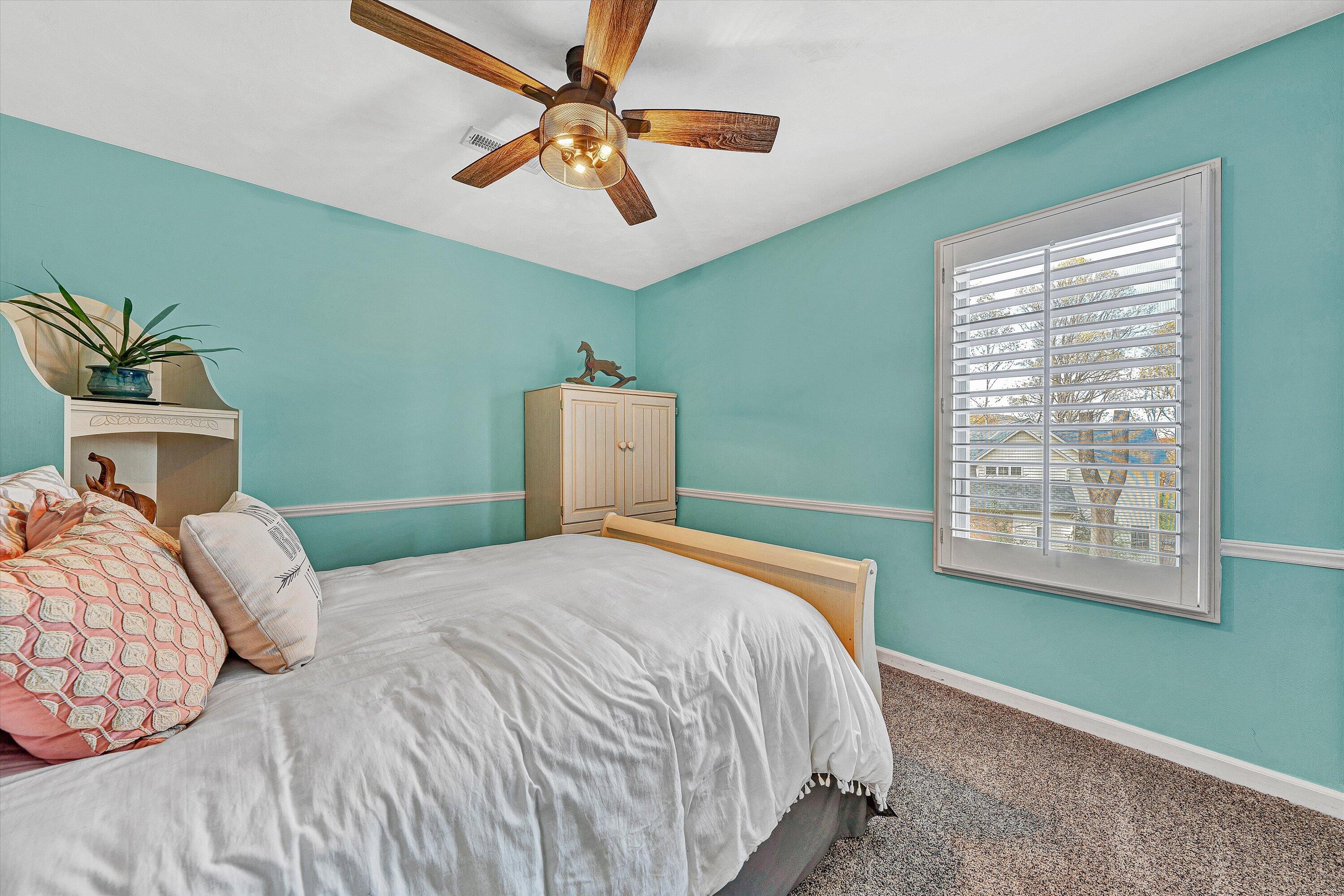 36 York Street Roanoke, VA 24019 - Photo 33 of 90 a bedroom with a large bed and a window