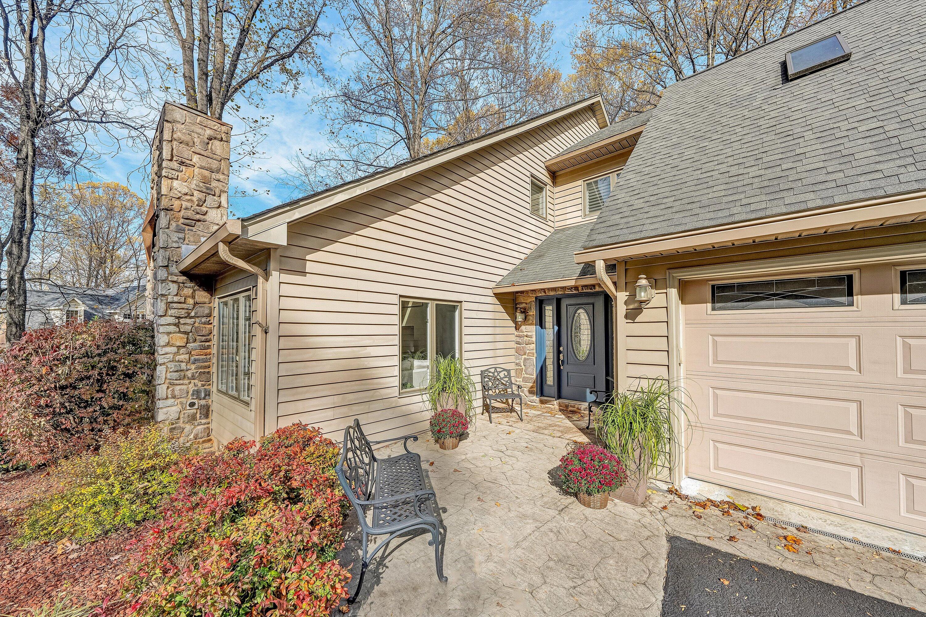 36 York Street Roanoke, VA 24019 - Photo 49 of 90 a front view of a house with patio