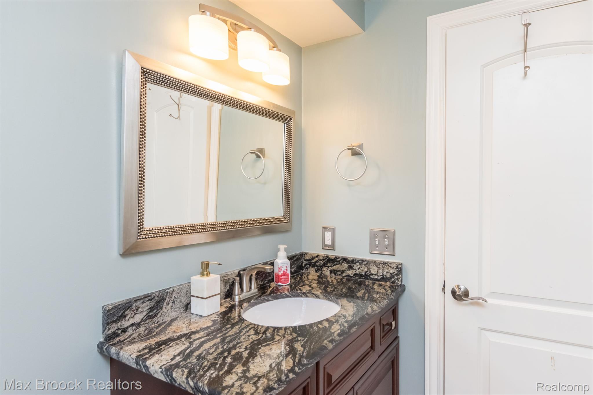 2971 Acorn Road Bloomfield Hills, MI 48302 - Photo 16 of 29 Primary En-suite