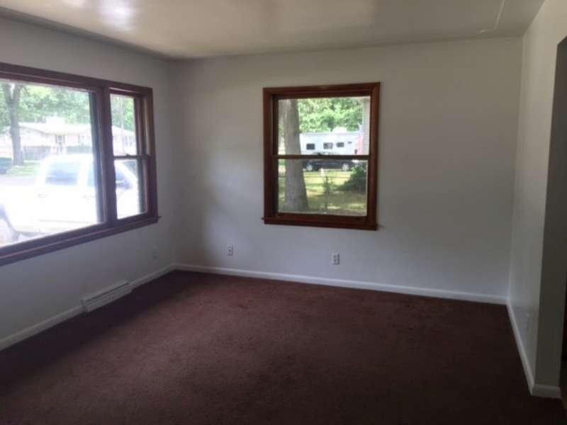 1354 Joslyn Road Muskegon, MI 49445 - Photo 3 of 9 1354 Josilyn living room