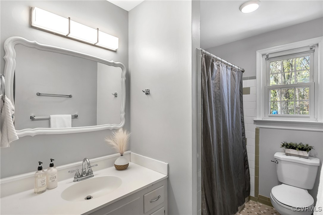 8202 Colebrook Road Richmond, VA 23227 - Photo 23 of 25 Full bath with toilet, vanity, and a shower with c