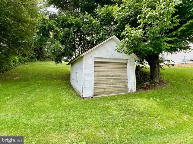a view of a house with backyard