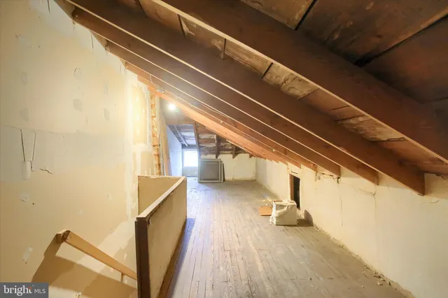 a view of a house with backyard and porch