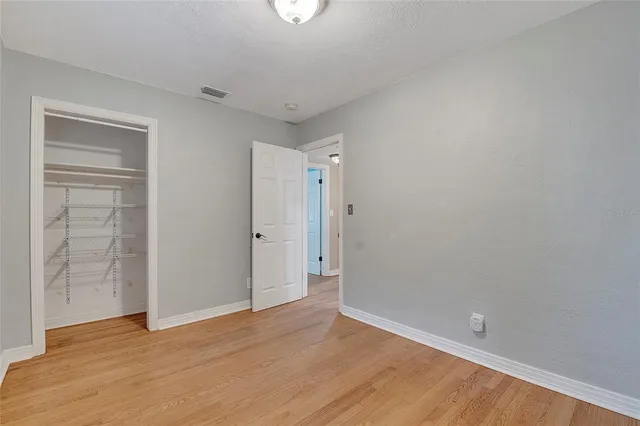 a view of an empty room and a ceiling fan window