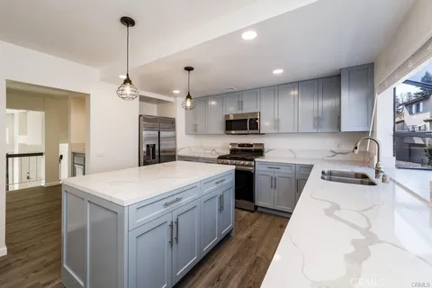 $4,500 | 5800 Owensmouth Avenue, Unit 14, Woodland Hills, CA 91367