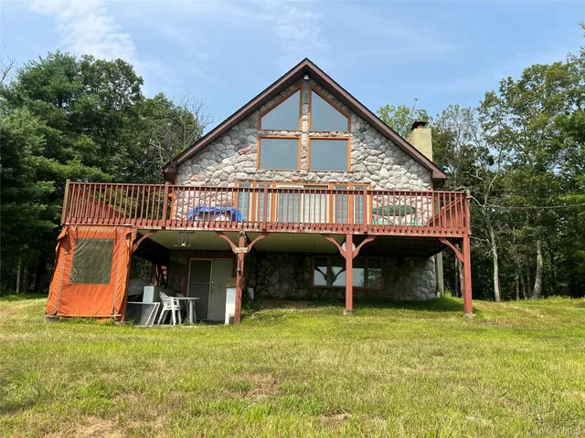 a view of a house with backyard and porch