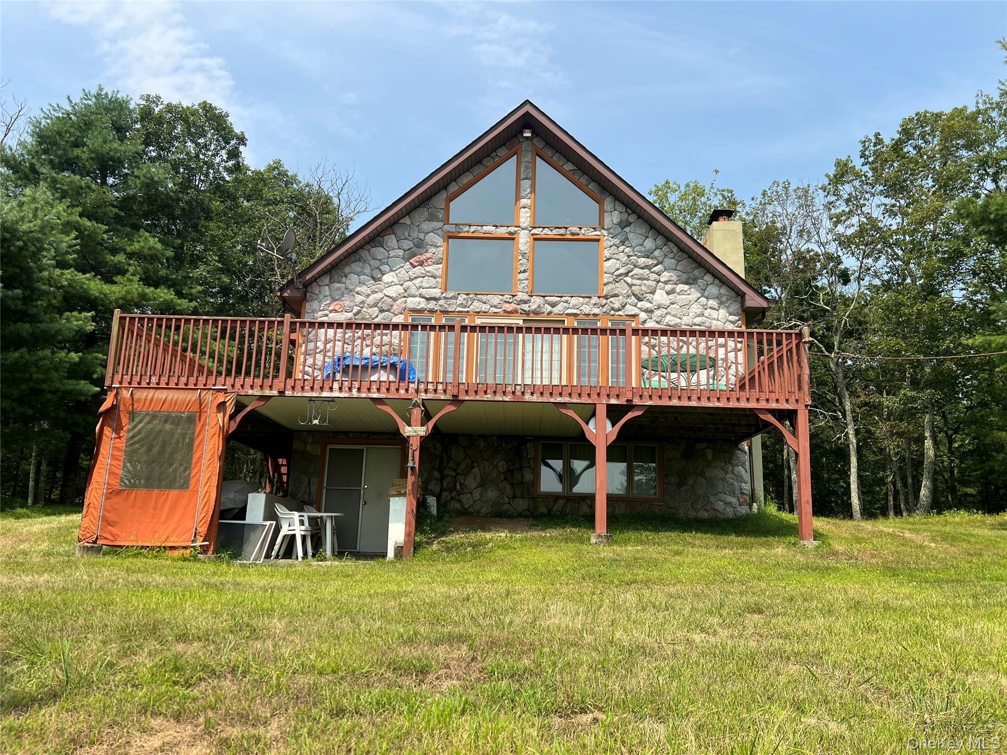 a view of a house with backyard and porch