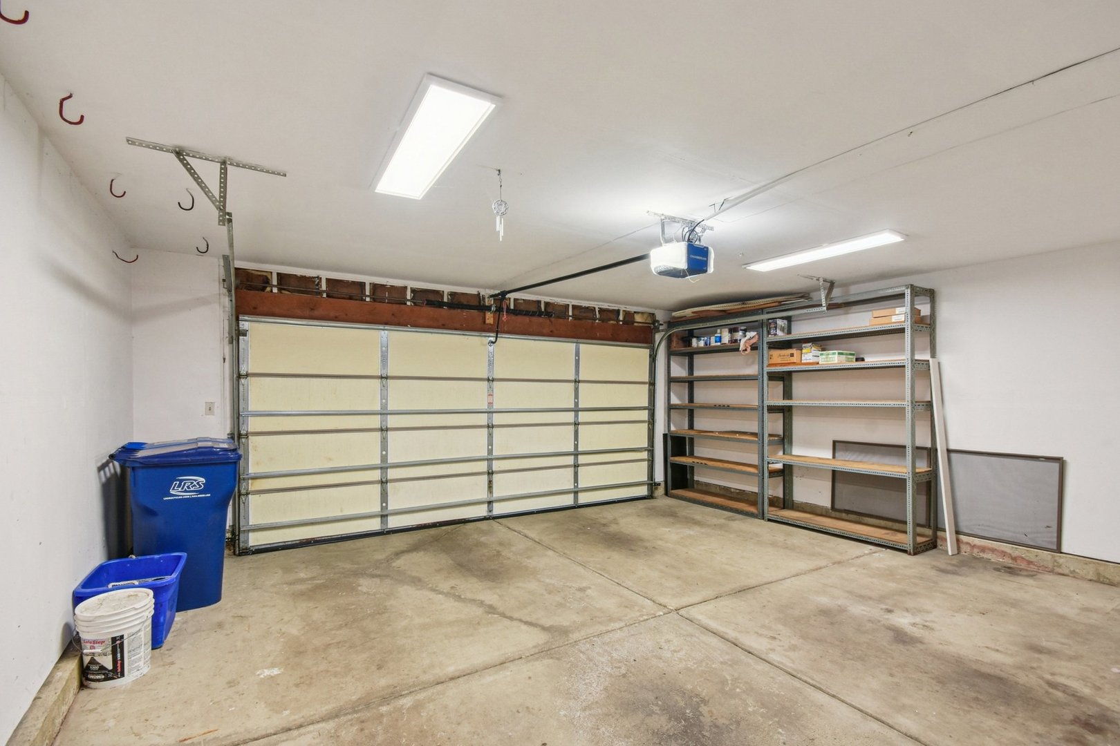 22 Ascot Circle Schaumburg, IL 60194 - Photo 24 of 25 a view of a garage