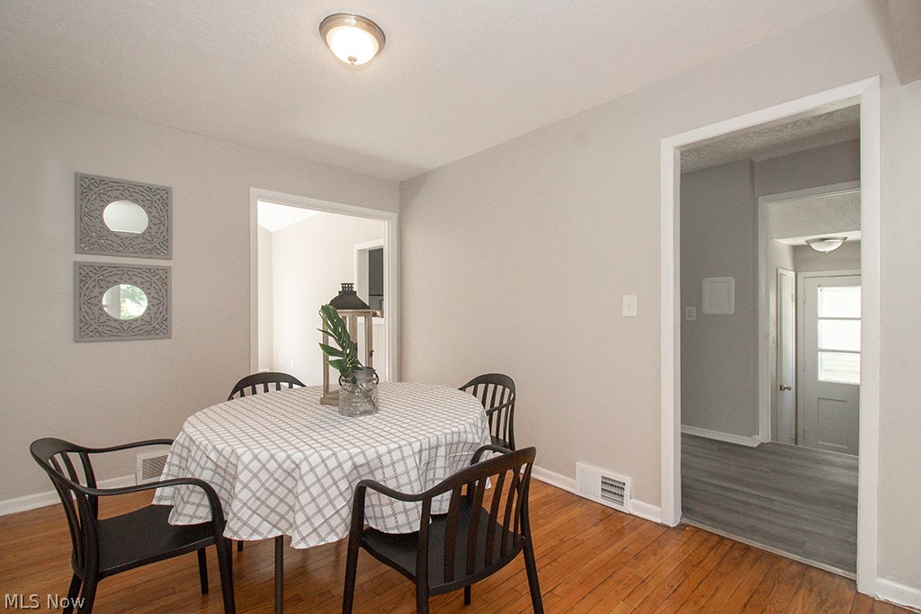 3954 Grosvenor Road Cleveland, OH 44118 - Photo 7 of 35