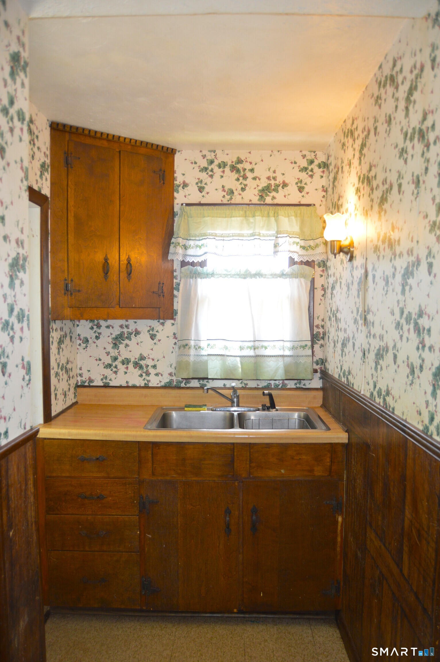 284 Main Street Berlin, CT 06023 - Photo 12 of 28 a room with a table