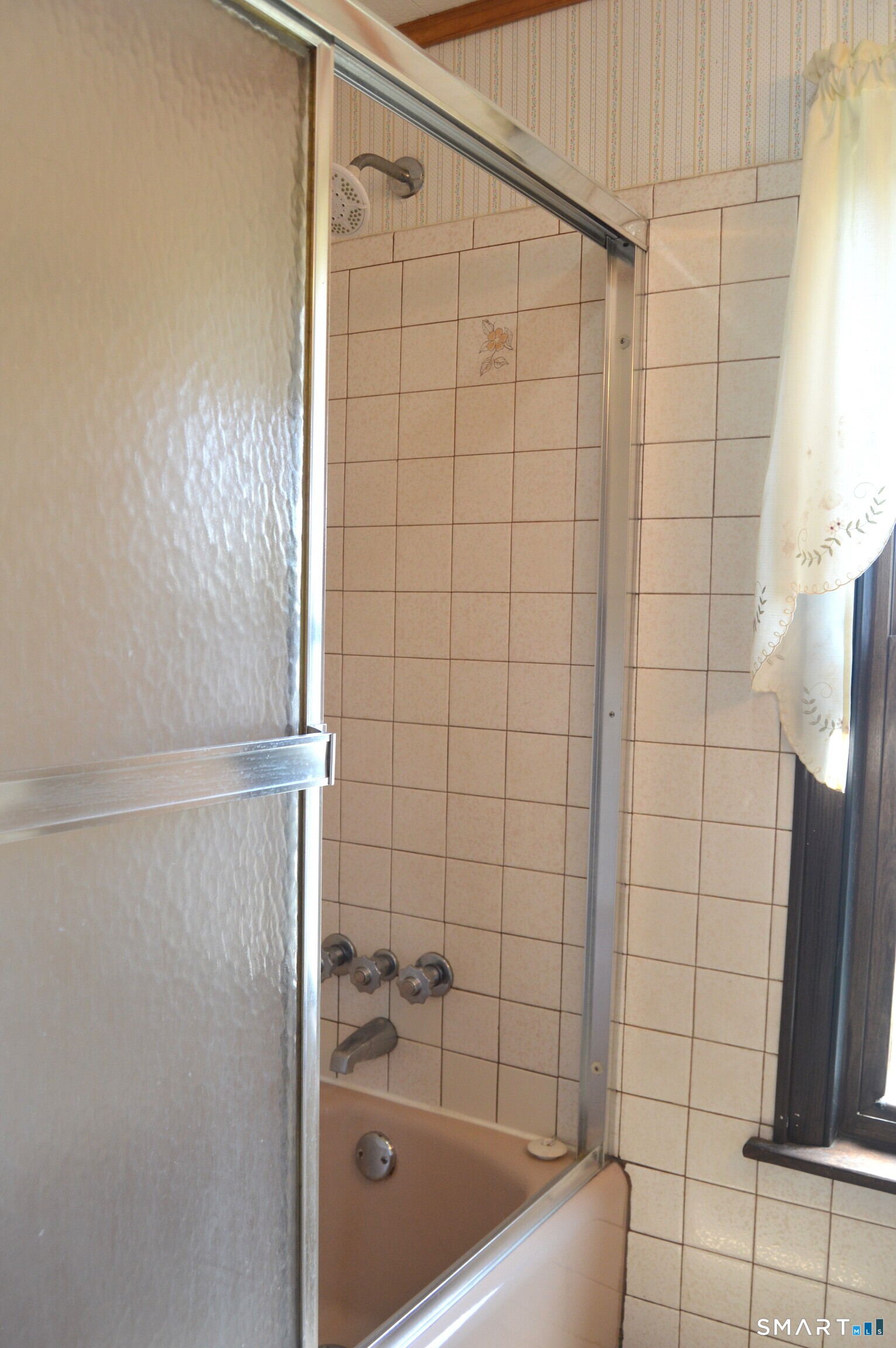 284 Main Street Berlin, CT 06023 - Photo 28 of 28 a bathroom with a shower and a tub