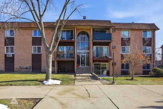 $182,000 | 1180 Meadow Lane, Unit 108, Hoffman Estates, IL 60169