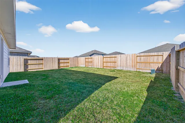 a view of a house with backyard and garden