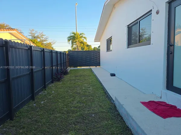 a view of a backyard