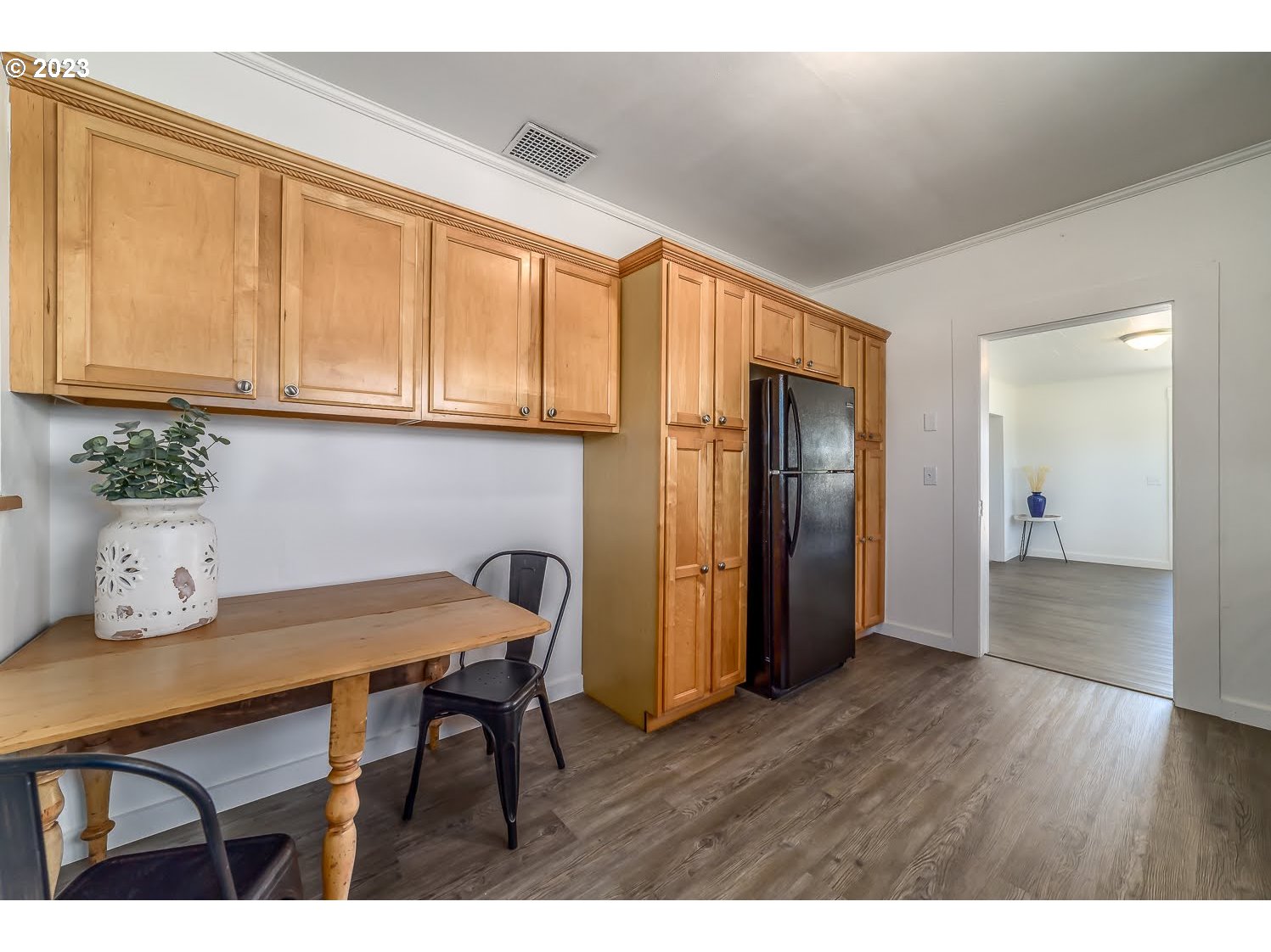89780 Green Hill Road Eugene, OR 97402 - Photo 20 of 48 a workspace with furniture and wooden floor