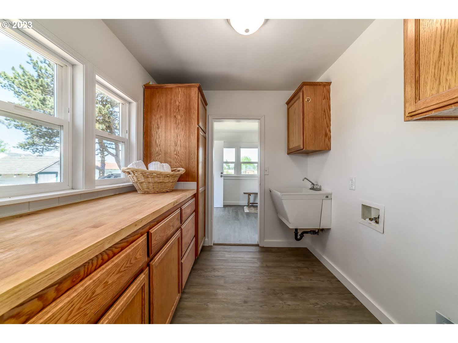 89780 Green Hill Road Eugene, OR 97402 - Photo 27 of 48 a bathroom with a sink and a window