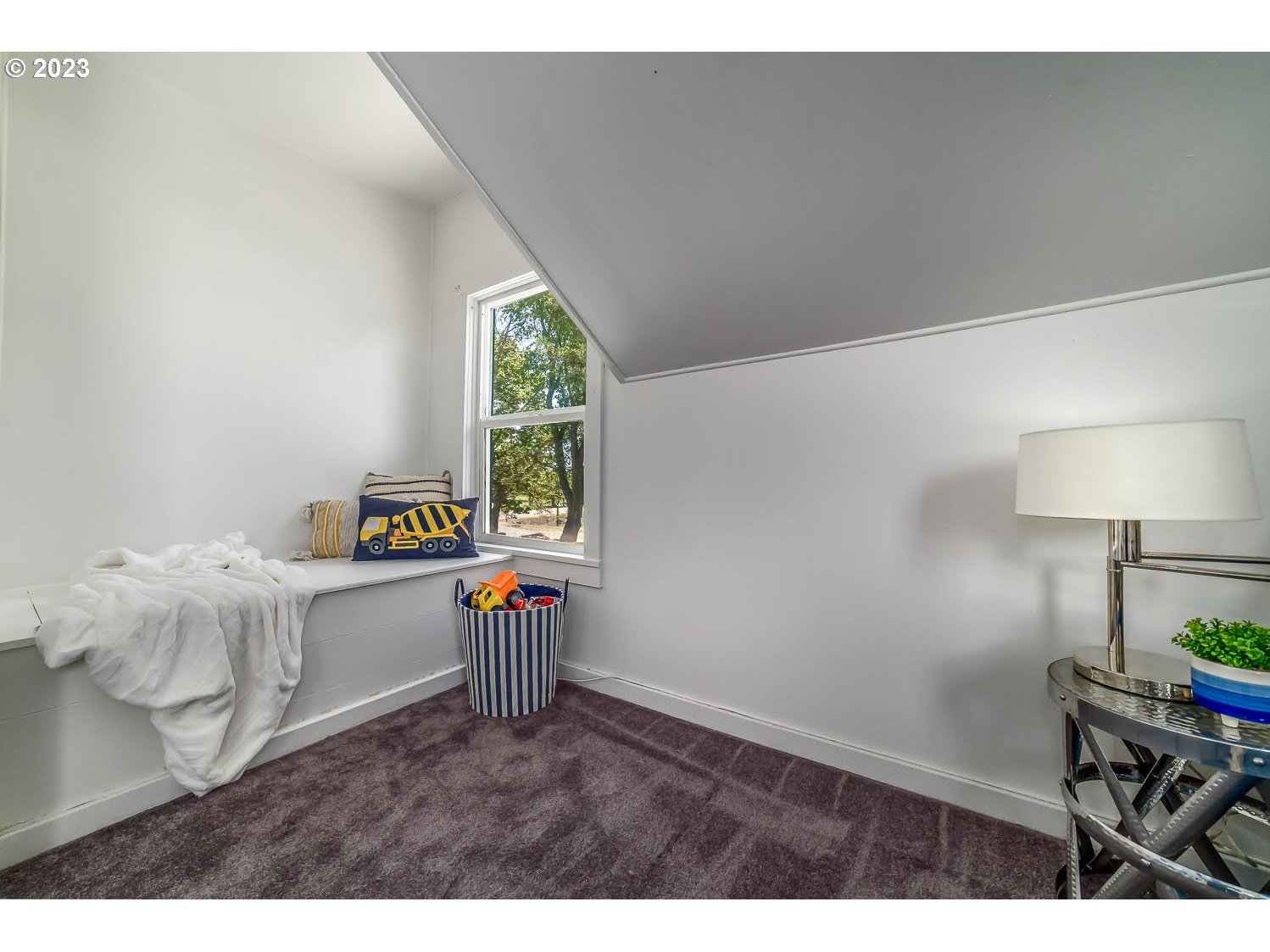 89780 Green Hill Road Eugene, OR 97402 - Photo 36 of 48 a utility room with cabinets and window