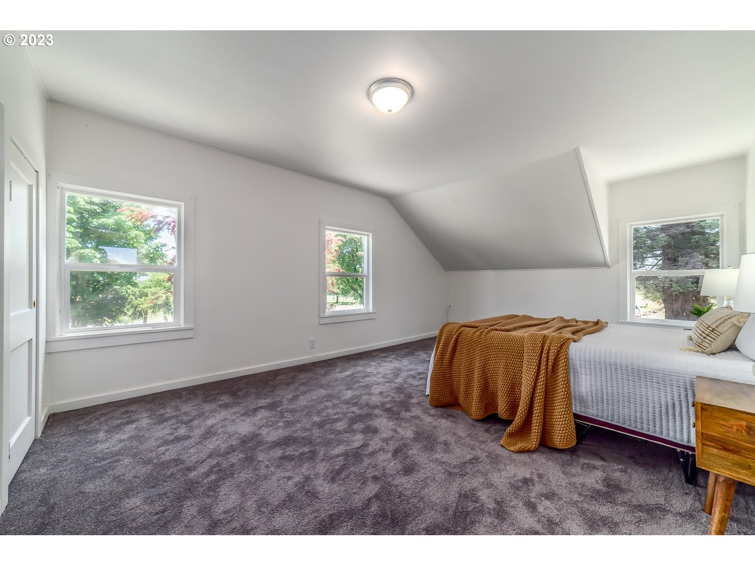 89780 Green Hill Road Eugene, OR 97402 - Photo 38 of 48 a bedroom with a bed and a window