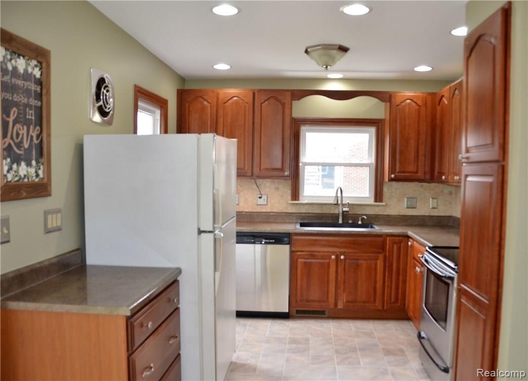 22827 Meridian Road Grosse Ile, MI 48138 - Photo 11 of 21 DSC_2557.JPG