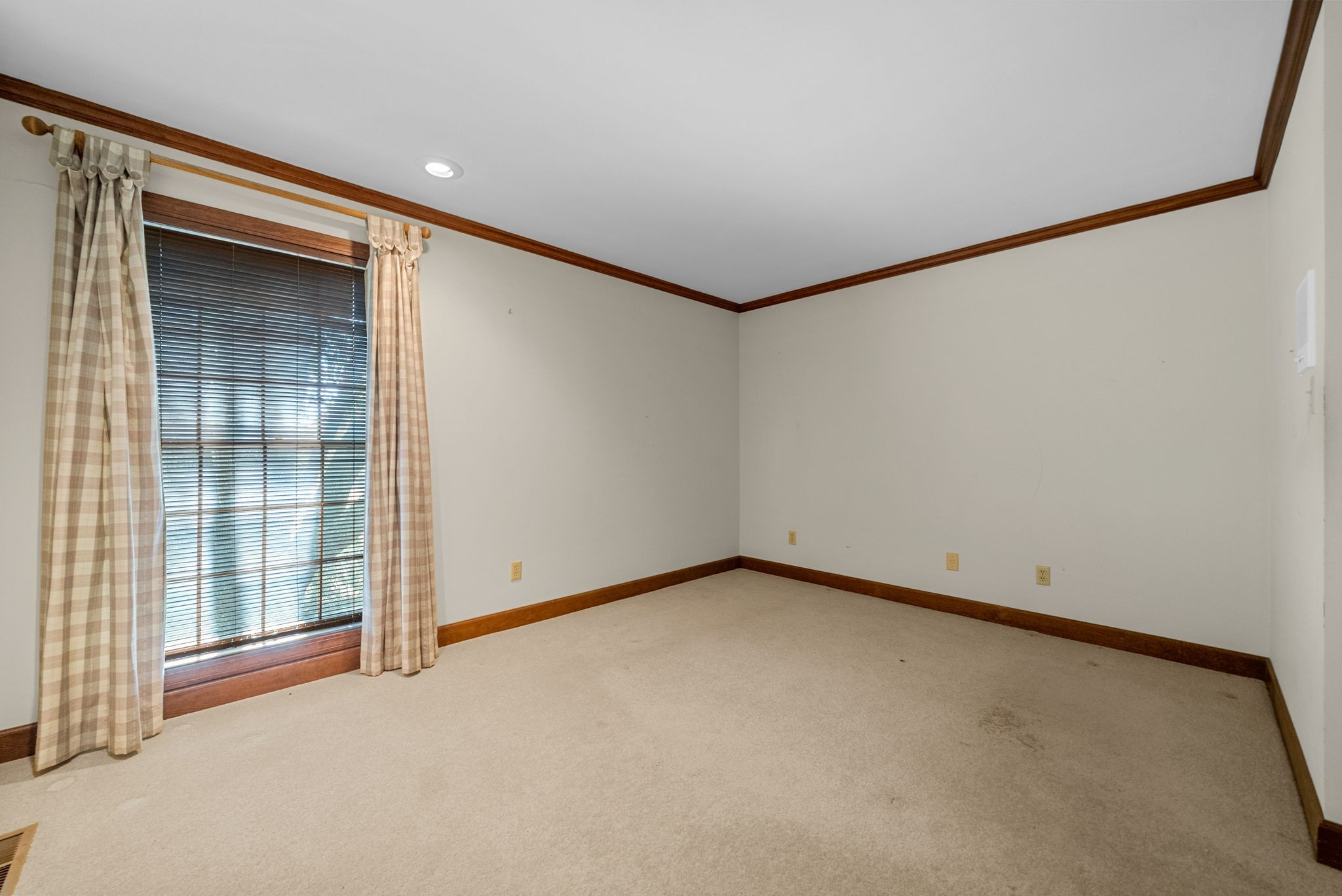 3058 Cox Mill Road Hopkinsville, KY 42240 - Photo 27 of 60 a view of an empty room with a window
