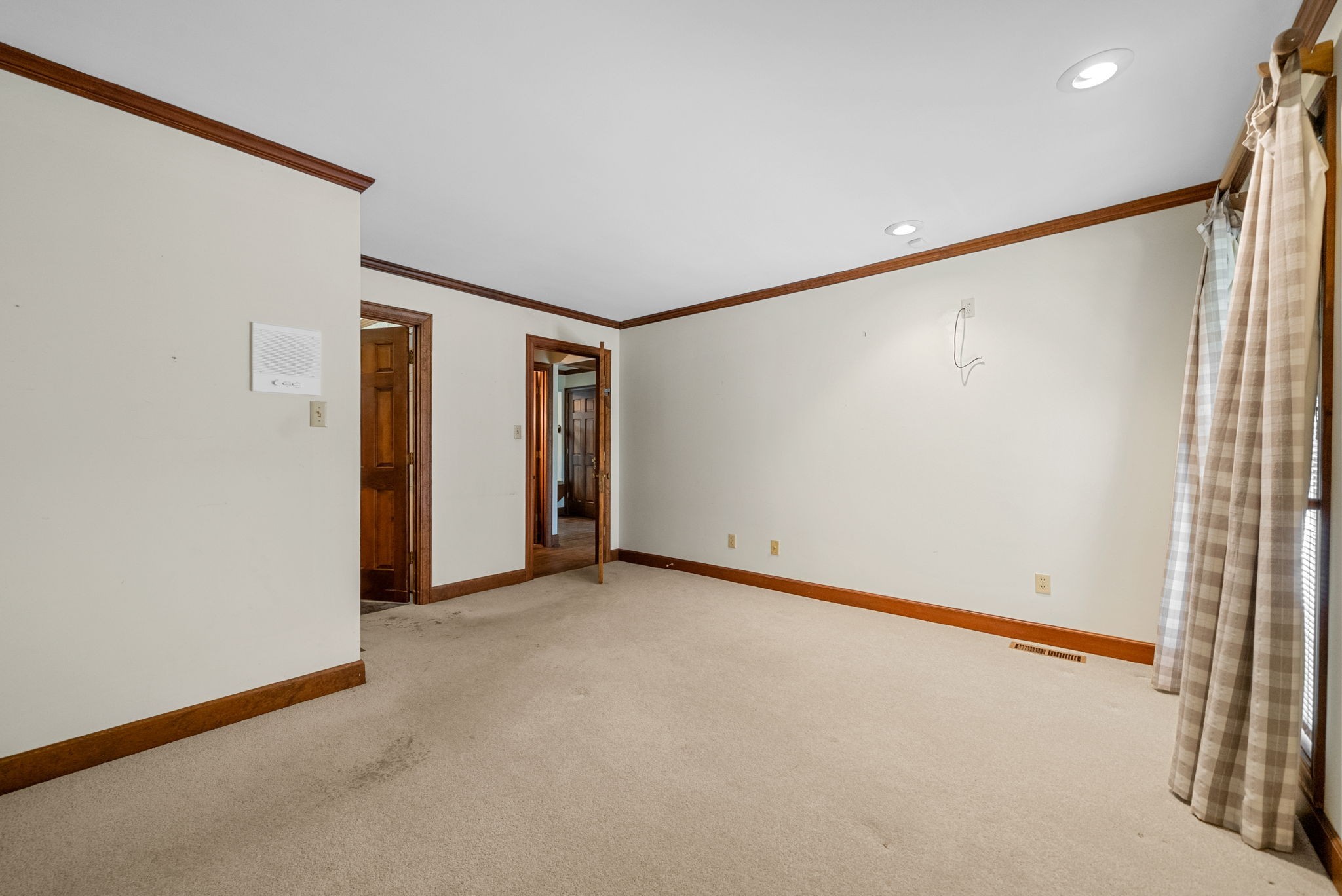 3058 Cox Mill Road Hopkinsville, KY 42240 - Photo 28 of 60 an empty room with closet