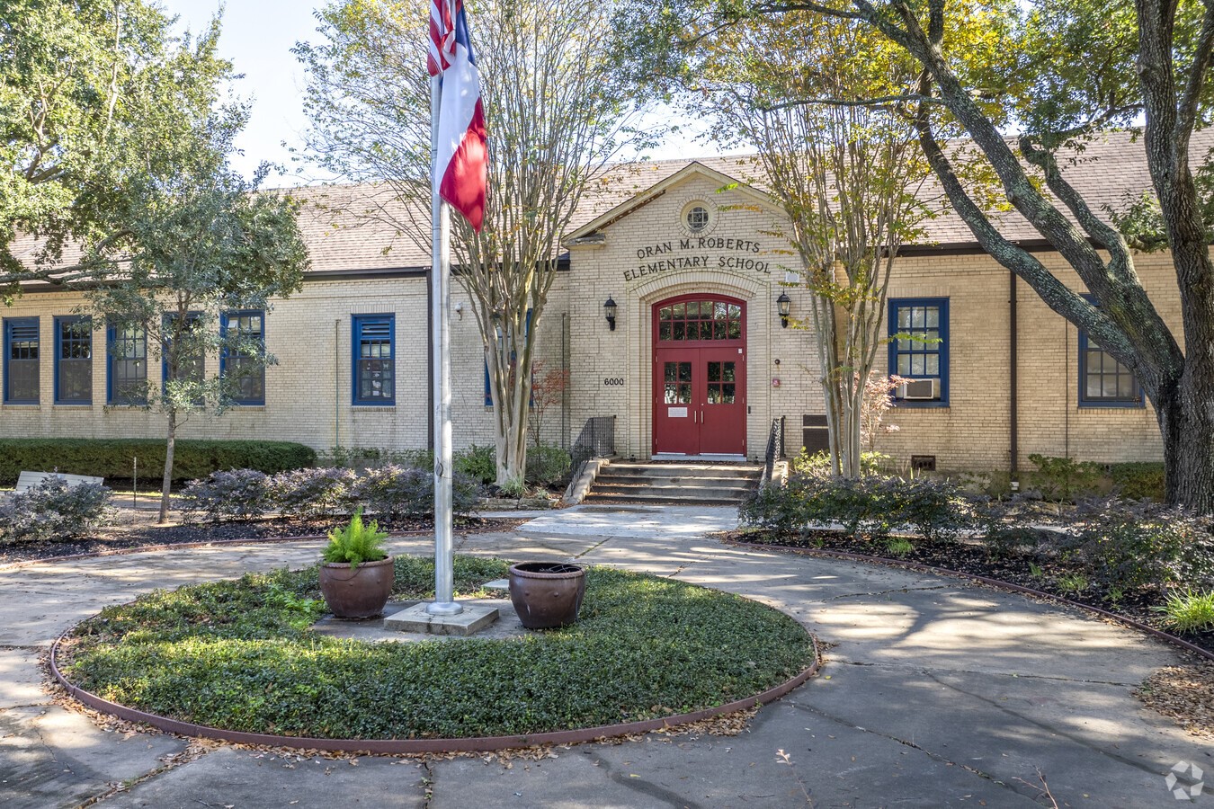 2205 Goldsmith Street Houston, TX 77030 - Photo 37 of 44 a front view of a house with garden