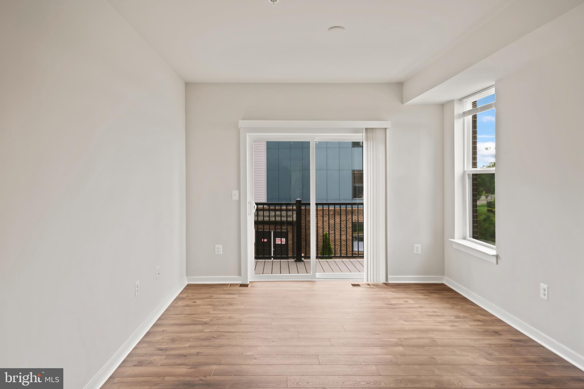 20364 Newfoundland Square Ashburn, VA 20147 - Photo 39 of 68 an empty room with window